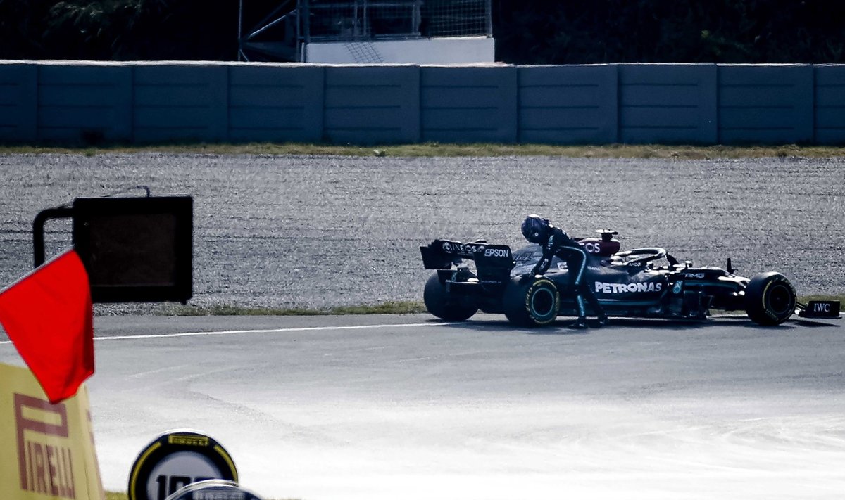 Lewis Hamilton proovis seisma jäänud vormelit ka veidike lükata.