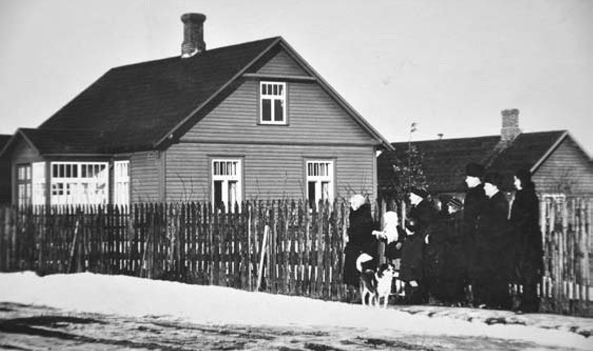 1932 - Selle Sauna tänav 8 maja ehitas Johannes-Voldemar Tibo, kes on ka ise oma pere ja tuttavatega pildi peale jäädvustatud