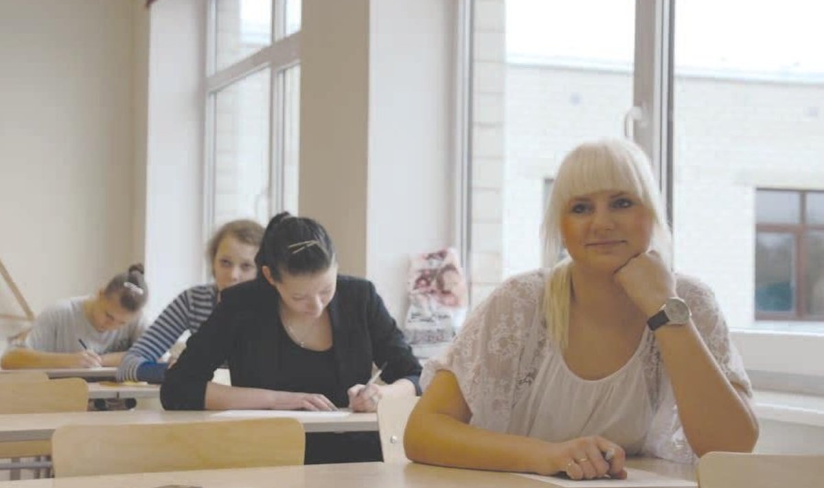 Getter Künnapuu (esiplaanil), Janeli Lillepõld, Annika Jürjen ja Helen Konks loodavad gümnaasiumiõpinguid jätkata kodukoolis