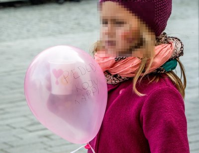 Ropu õhupalliga tüdruk meeleavaldusel