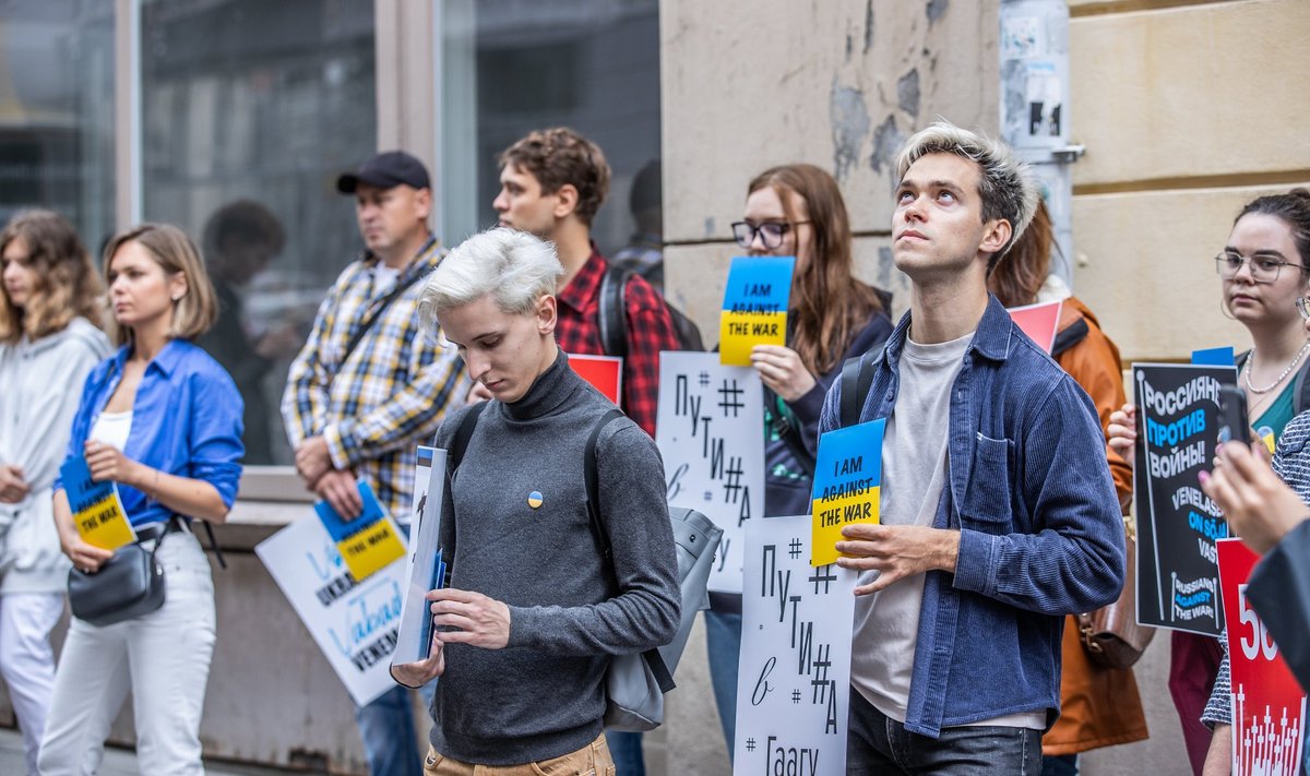 ФОТО | Антивоенный митинг „500 дней террора“: страшно, когда ребенок  несколько месяцев не может есть, потому что на его глазах убили отца -  Delfi RUS