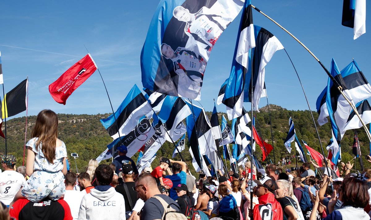 Eesti lippude meri Kataloonia ralli poodiumitseremoonial