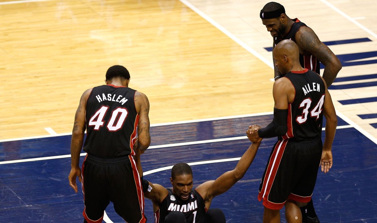 Miami Heati mängijad aitavad püsti Chris Boshi