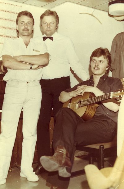 1983. aasta suvi. Tarmo, tema sõber Ivo Linna ja noorem vend Priit Pihlap, Fixi tuntud laulukirjutaja ja trummar