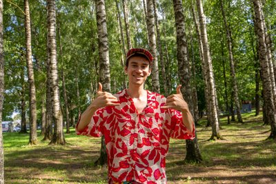 Jacob Collier naudib Eesti loodust Tartu laululava taguses kasesalus.