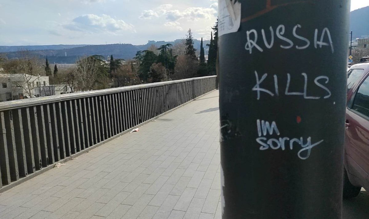 Dialoog laternapostil: „Venemaa tapab“ –„Palun vabandust“