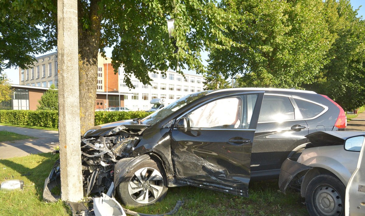 Viljandis põrkasid kokku kaks autot, üks inimene viidi haiglasse