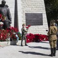 ФОТО | У Бронзового солдата чтят не только память погибших, но и правила чрезвычайного положения. На количество цветов это не повлияло!