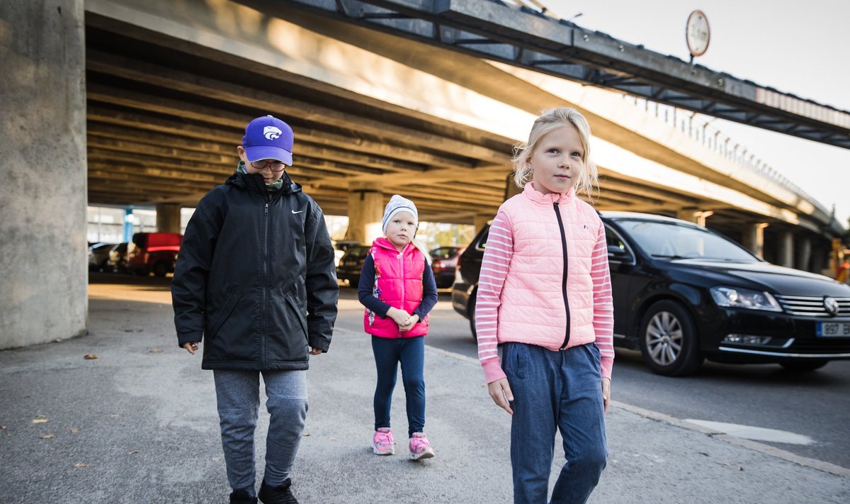 Uues Maailmas elavad lapsed Lennart, Brigitta ja Aurora lähevad igal hommikul viadukti alt kooli, sest nii on kõige turvalisem. Nende vanemad on aga mures, et uus bussiparkla lööb sellegi turvalisuse kõikuma.