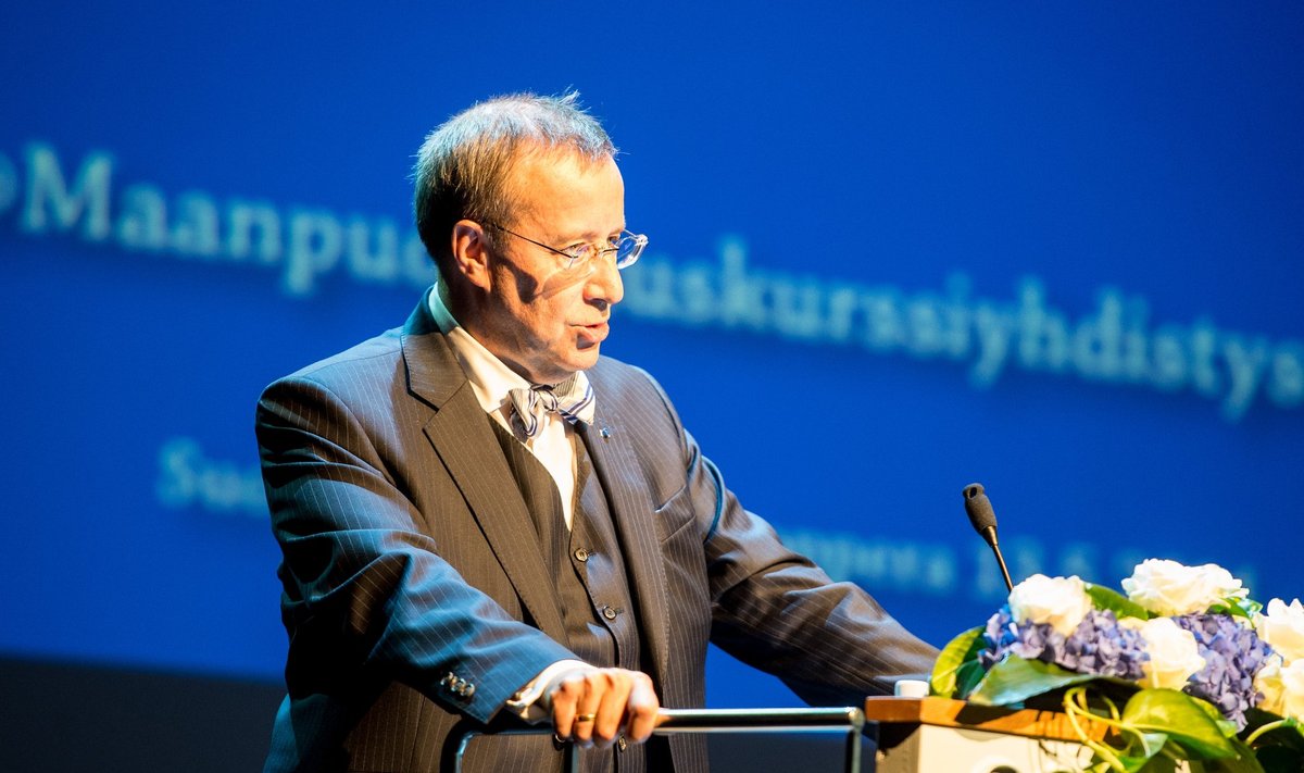 President Ilves Soome rahvusooperis loengut pidamas.