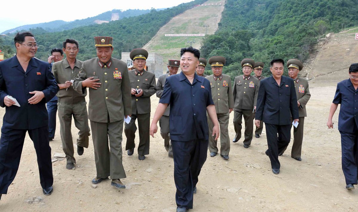 Kim Jong-un (keskel) külastab Masik Passi suusakuurordi ehitust.
