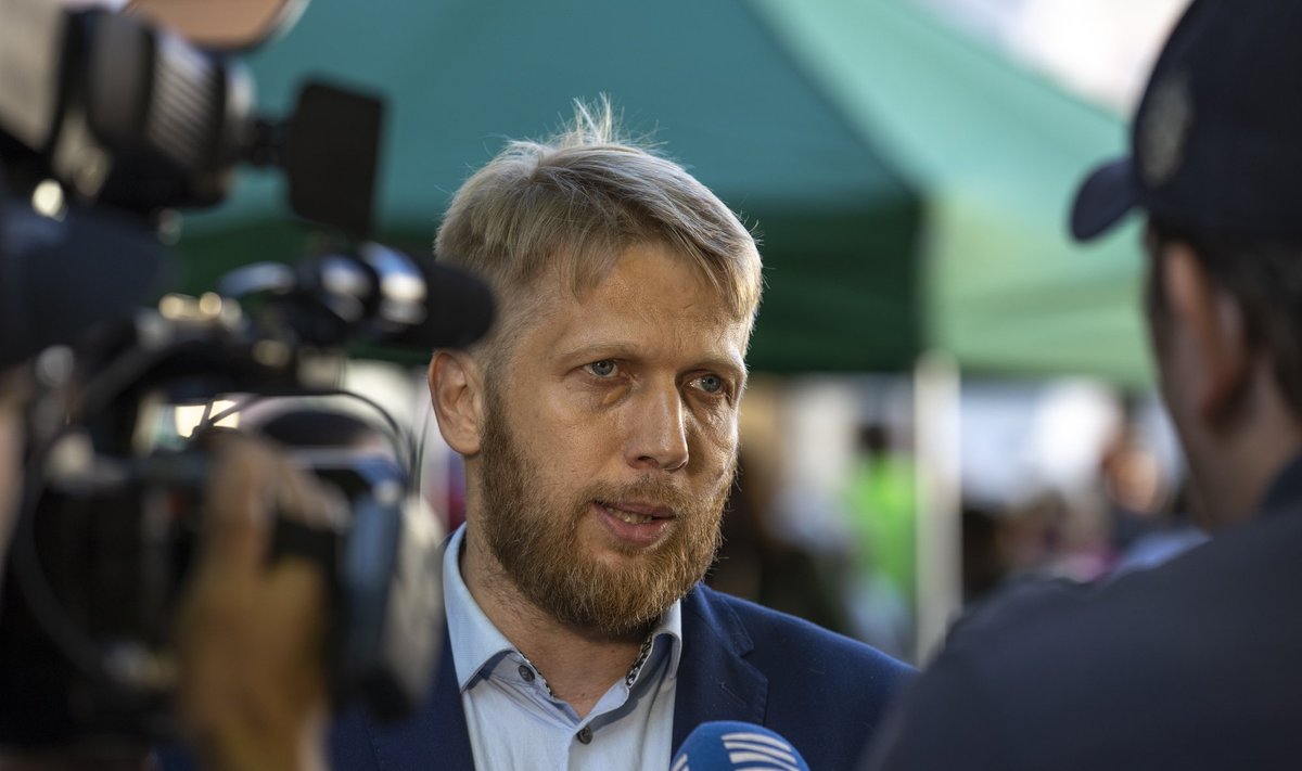 Tederilt rahaportsjonite palumine kuulub poliitiku silmis tavapärase praktika alla.