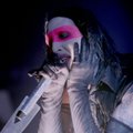VIDEO: 48-aastane šokirokkar Marilyn Manson sai laval tõsiselt vigastada