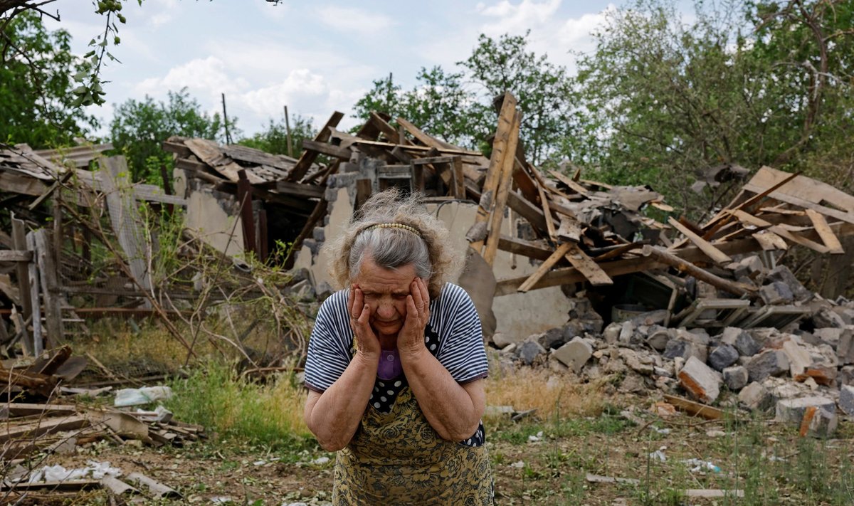 TUHAT KORDA RÜNNATUD: President Zelenskõi teatel on Venemaa viimase nädala jooksul Ukrainat tuhande raketi, drooni jm vahendiga rünnanud. Fotol on Donetski oblastis Rozivkas elav Valentõna Tšernaja (90), kelle maja hävis ühes neist rünnakutest.