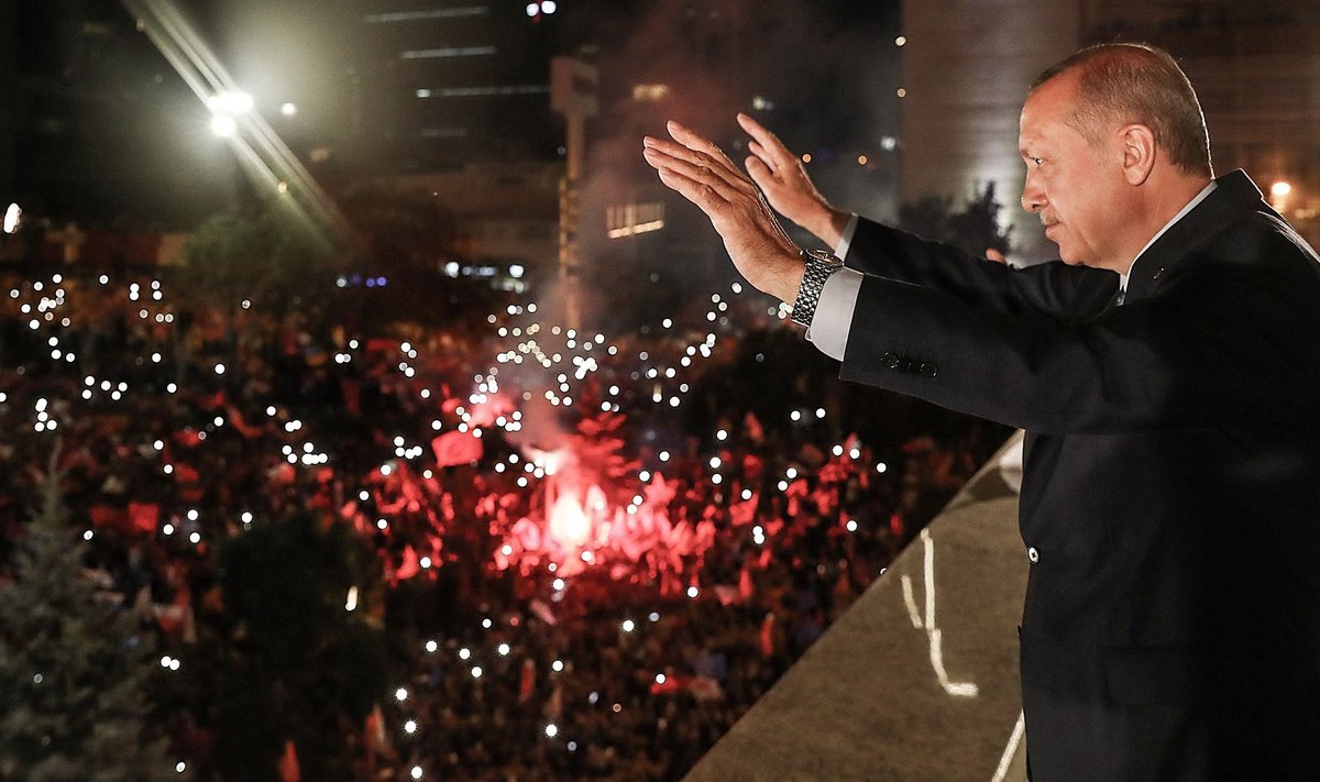 Võidukas Türgi president Recep Tayyip Erdoğan pealinnas Ankaras juubeldavatele poolehoidjatele viipamas.