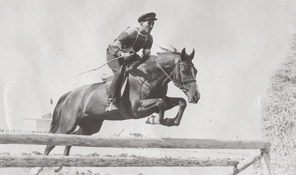 Hanno Selg ratsakrossil,  mis nõudis tõsist ettevalmistust  nii sportlaselt kui hobuselt. Foto: Erakogu
