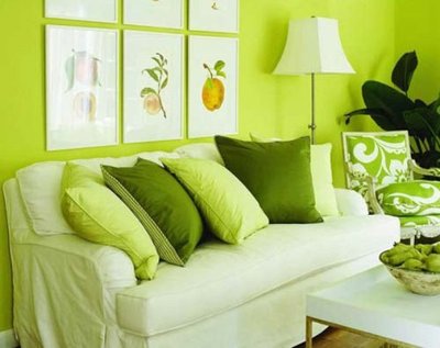 Seinaga ühes toonis mööblitükid aitavad ruumi avardada.