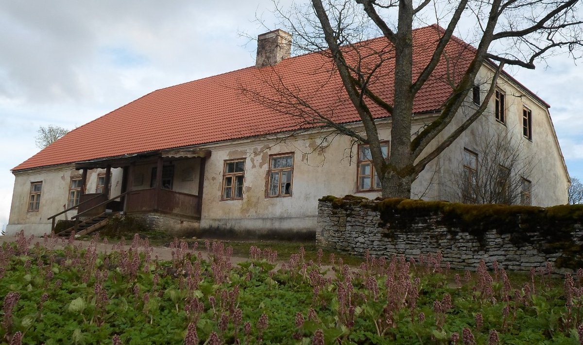 Kuusalu vana pastoraadi hoone, milles Eduard Ahrens elas ja tegutses, olles Kuusalu pastor aastatel 1837–1863.