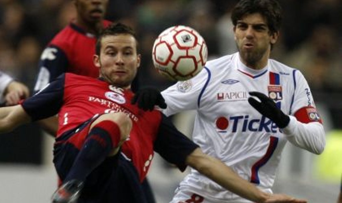 Lille'i Yohan Cabaye Olympique Lyonnais Juninhoga võitlemas