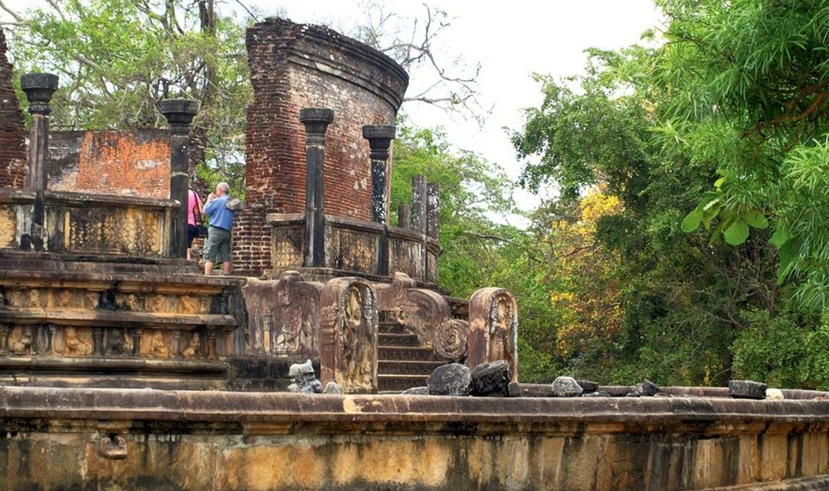 Polonnaruwa sai pealinnaks 1070. aastal, kui tamili sissetungijad puruks löödi ja kuningas Vijayabahu I saare uuesti ühendas. Kuukivid siinsete templite peauste ees on ilusti säilinud. Nad kujutavad elu ringkäiku sansaarat, sisemine osa elu kaduvust ja väline lootosring nirvaanat. Elevant, härg, lõvi ja hobune sümboliseerivad kuukividel sündi, vananemist, haigust  ja surma, luiged aga  hea ja halva eristamist.