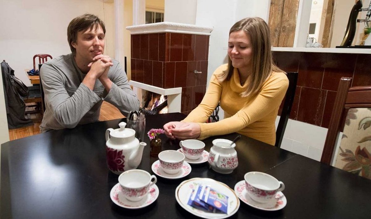 Mariann Näär ja Raido Raudnagel pidid Koidu tänaval asuva kohviku avama juba maikuus, kuid linnavalitsuselt pole siiani vajalikku luba saadud. Foto: Ilmar Saabas