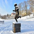 FOTOD | Viljandi staadioni lähistel asuv pronksist jooksja kuju viiakse ära