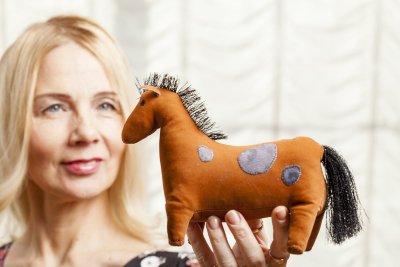 Hobused on ses kodus läbiv teema. Pildil olev hobuke on Soome  vanakraamipoest leitud nupsik.