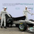 Rosberg näitas kiirust, Hamilton proovis uut masinat