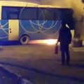 ФОТО И ВИДЕО | В Сауэ загорелся школьный автобус. Свидетель утверждает, что прямо на ходу