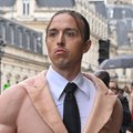 ВИДЕО | Какие мускулы! Эпатажный Томми Кэш щеголял на Парижской неделе моды в „голом“ костюме