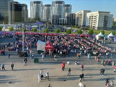 Рядом с ареной расположена фан-зона, где установлены большие экраны с трансляцией матча, а также палатки с напитками и закусками.