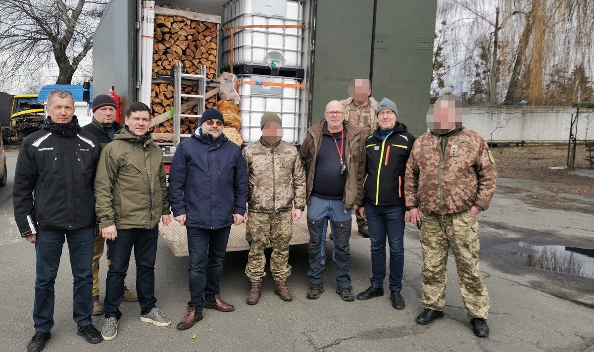 "Paadimehed" ja MTÜ Vaba Ukraina saadikud koos Ukraina võitlejatega sauna üle andmas. Paremalt neljas on Indrek Herman