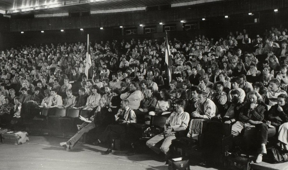 Esimene Sõltumatu Noortefoorum kinos Kosmos 4. juunil 1988. Kuigi 983 istekohaga kino oli pilgeni rahvast täis, oli registreerimislehtedel 684 nime, sest paljud ei julgenud end kirja panna. 