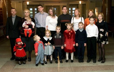 2001: (vasakult) Aivo ja Anne-Ly lastega, ees Maarja, Külli-Monika (süles), Heino, Ivar, Enelin, Kristjan, Ivo, Signe. (taga seisavad vasakult) Aivar, Kristel, Silver, Helena. 