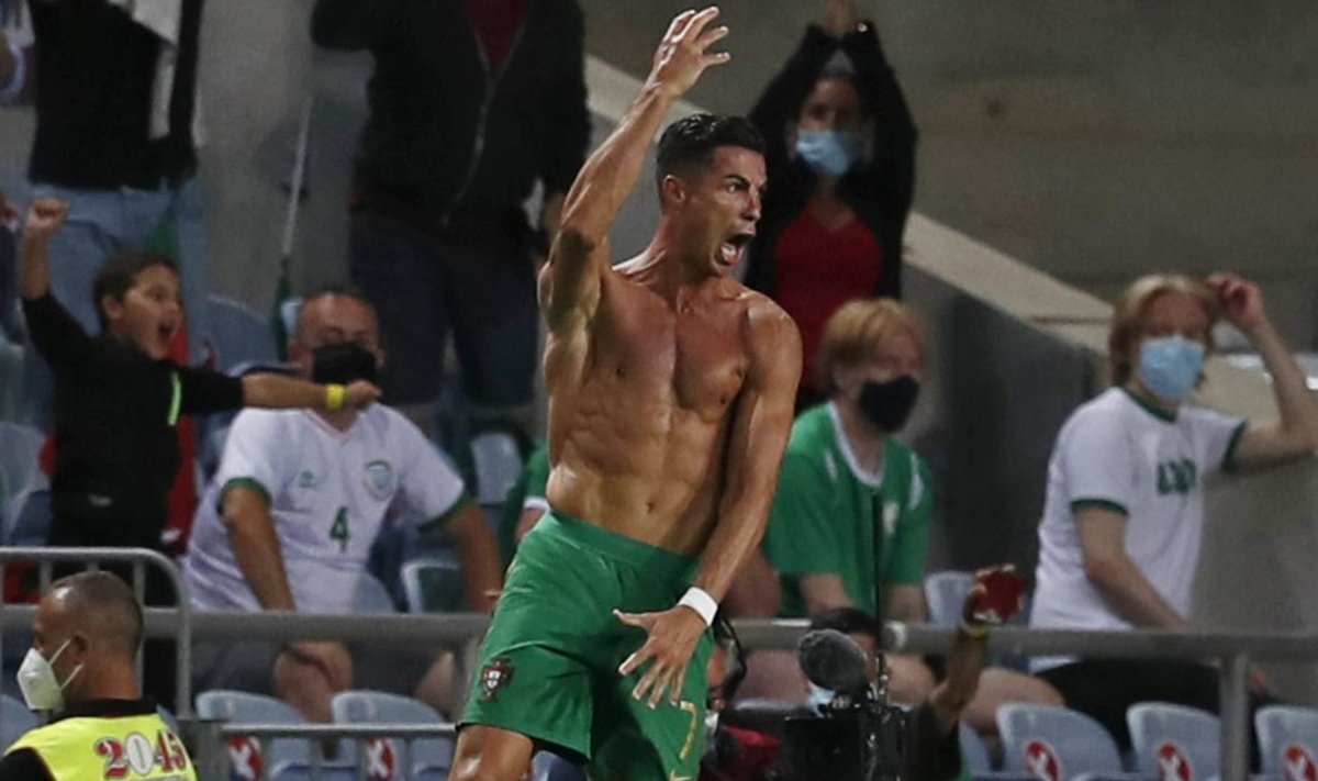 Cristiano Ronaldo tähistamas Iirimaa võrku löödud väravat.