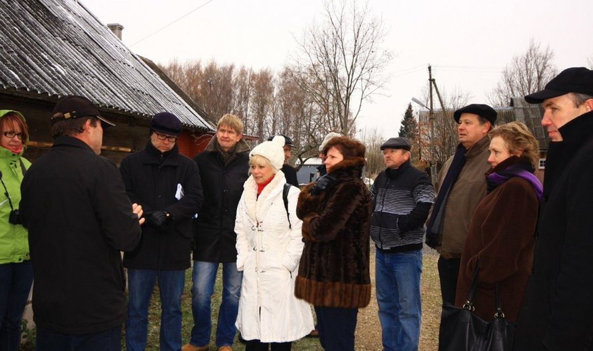 Riigikogu Peipsiveere toetusgrupi liikmed Peipsiääre vallas tutvumas Konstantin Avva sibulataluga.