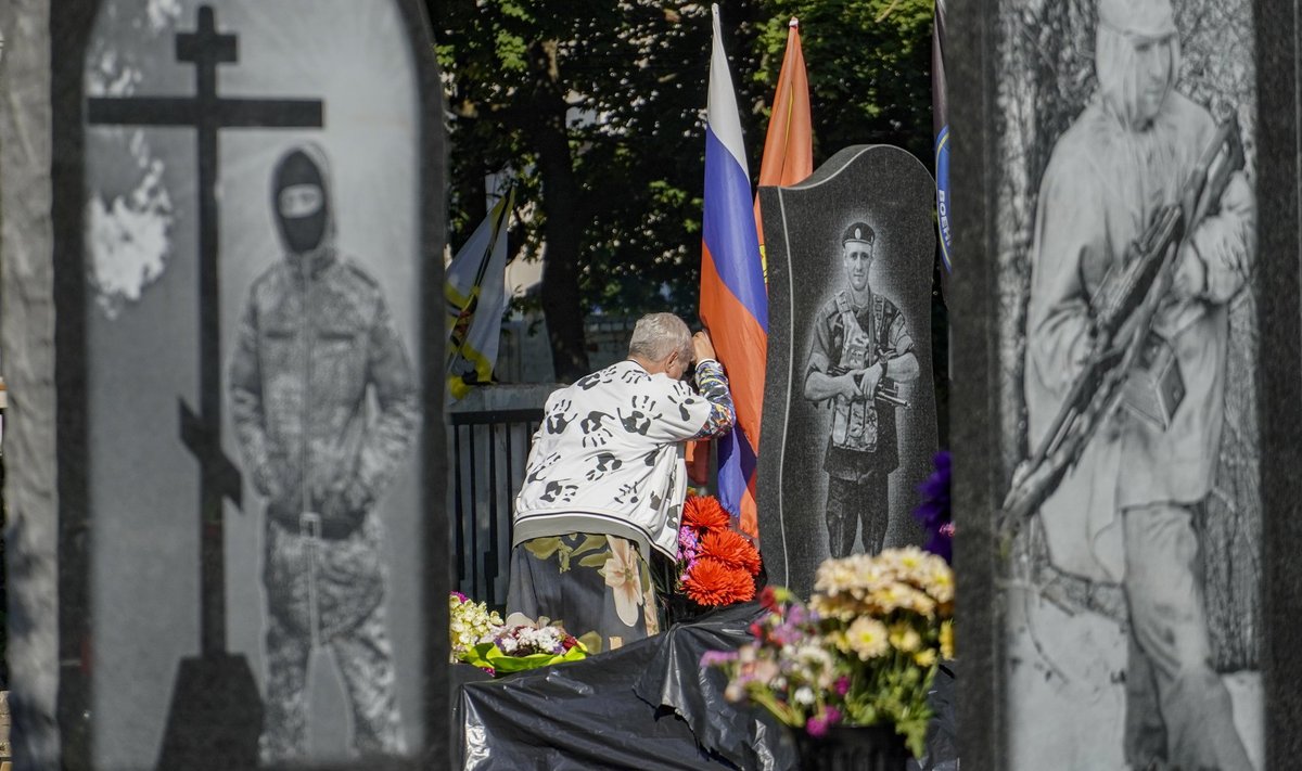 SÕDA JÕUDIS VENEMAALE: Viimase kahe ja poole aasta jooksul oleme harjunud nägema selliseid pilte mõnest Ukraina surnuaiast. Praegune foto on tehtud Venemaal Kurski kalmistul.