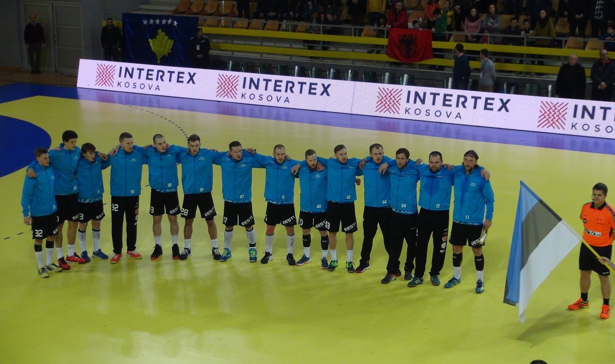Eesti käsipallikoondis Kosovo mängu eel hümni laulmas.