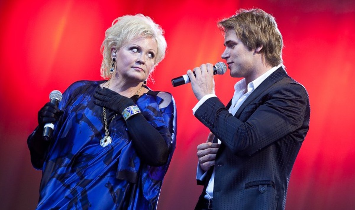 Tänavu veebruaris oma 55. sünnipäeva tähistanud lauljatar Anne Veski tuuritab sel suvel Eesti linnades. Koos Veskiga astuvad üles Koit Toome, Karl Madis ja Uku Suviste.