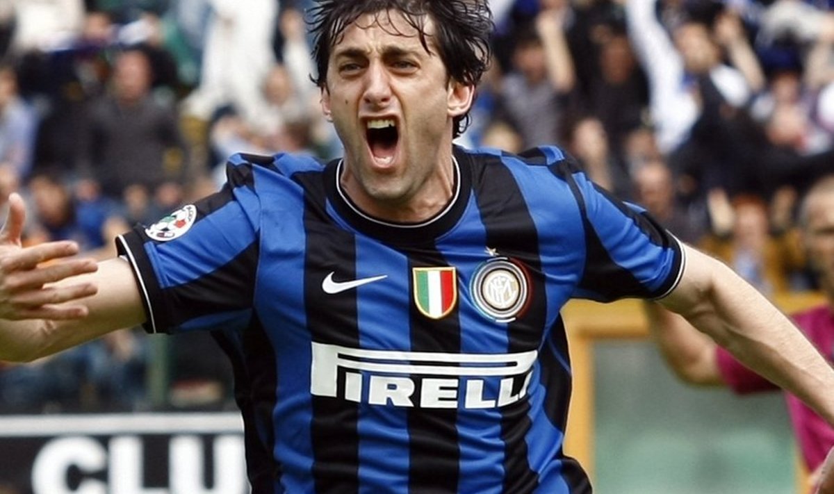 Inter Milan Diego Milito celebrates after scoring against Siena during their Serie A soccer match at Artemio Franchi stadium in Siena , May 16, 2010.              REUTERS/Alessandro Garofalo (ITALY - Tags: SPORT SOCCER)