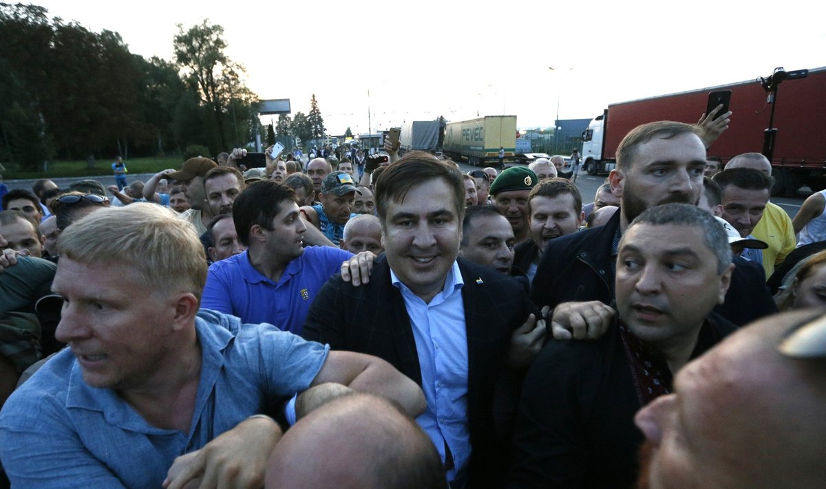 Former Georgian President Mikheil Saakashvili is surrounded by his supporters as he arrives at a checkpoint on the Ukrainian-Polish border in Krakovets