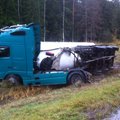 FOTOD: Narva maanteel sattus õnnetusse tsementi vedanud sõiduk
