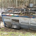 ФОТО: В Вильяндимаа перевернулся грузовик с 45 свиньями