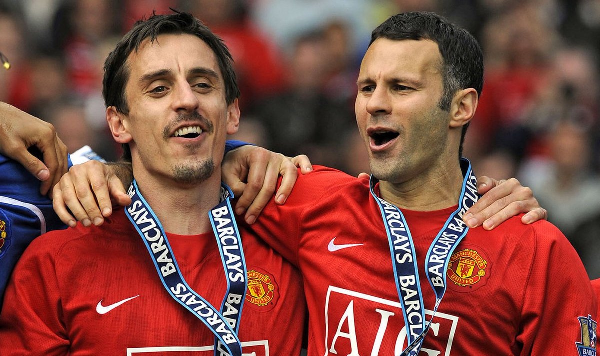 Neville (vasakul) ja Giggs 2009. aastal Premier League'i võitu tähistamas