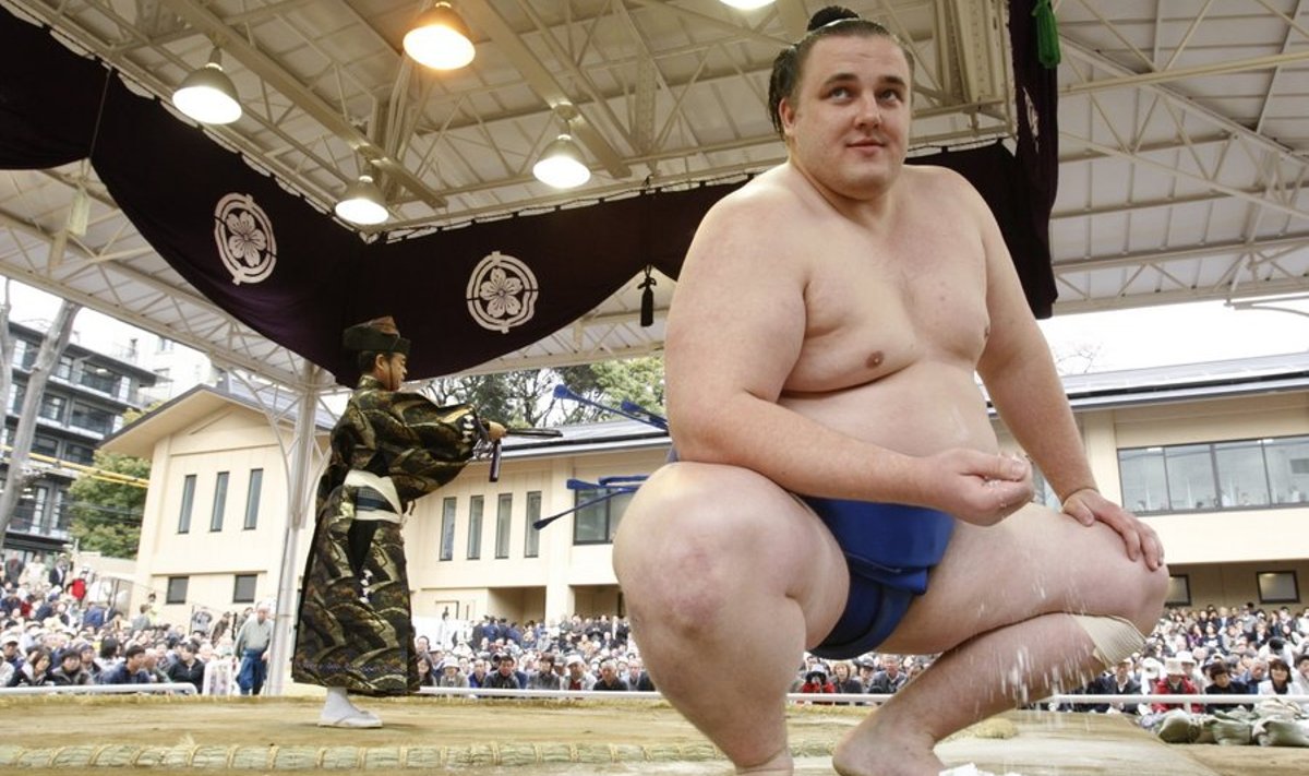 Estonian sumo wrestler Baruto grasps salt to purify the sacred ring during an annual sumo tournament dedicated to the Yasukuni Shrine in Tokyo April 9, 2010. REUTERS/Yuriko Nakao (JAPAN - Tags: SPORT SOCIETY)