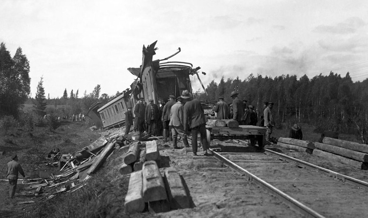 Postirongi viimne reis: Õnnetuskoht Jõgeva ja Kaarepere vahel 3. juunil 1924. Purunenud rong tagantvaates. 