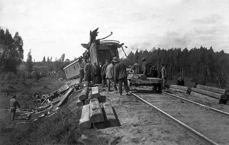 Postirongi viimne reis: Õnnetuskoht Jõgeva ja Kaarepere vahel 3. juunil 1924. Purunenud rong tagantvaates. 