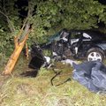 FOTOD ÕNNETUSPAIGALT | Toilas hukkus autoga vastu puud sõitnud mees