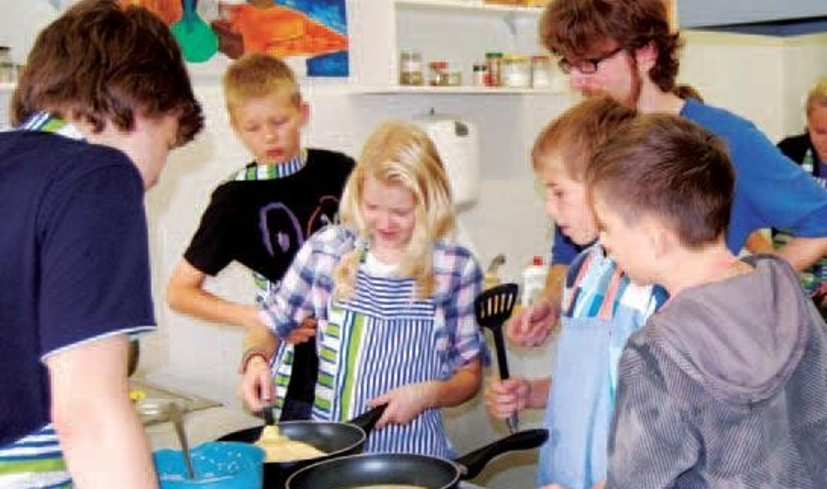 Koostöös õpetaja Trimmeli ja 6. ja 8. klassi õpilastega valmisid maitsvad austriapärased pannkoogid (Palatschinken) vahukoore, aprikoosmoosi ja tuhksuhruga