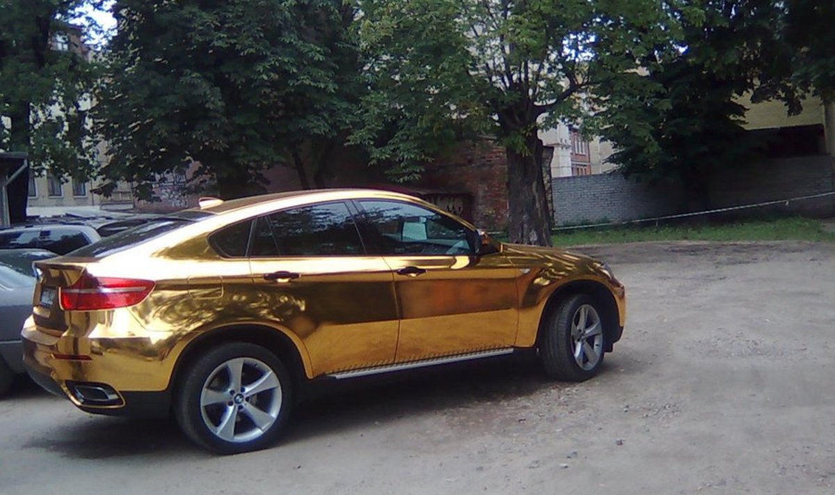 Kuldne BMW